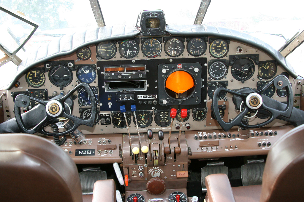 2008 06 LFQU F-AZEJ BEECH E-18S BICHETTE